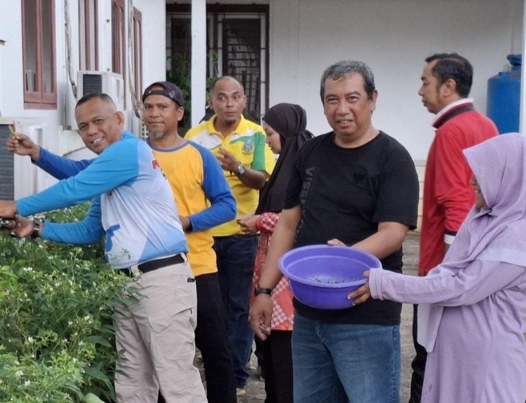 Barenlitbang Lingga manfaatkan lahan kantor untuk bercocok tanam cabai rawit sebagai bentuk dukungan terhadap gerakan ketahanan pangan lokal dan ajakan PKK Kabupaten Lingga | f. Red