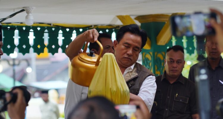 Menko Kumham Imipas saat melakukan Ziarah di Makam Sultan Mahmud Riwayat Syah. F. Redaksi