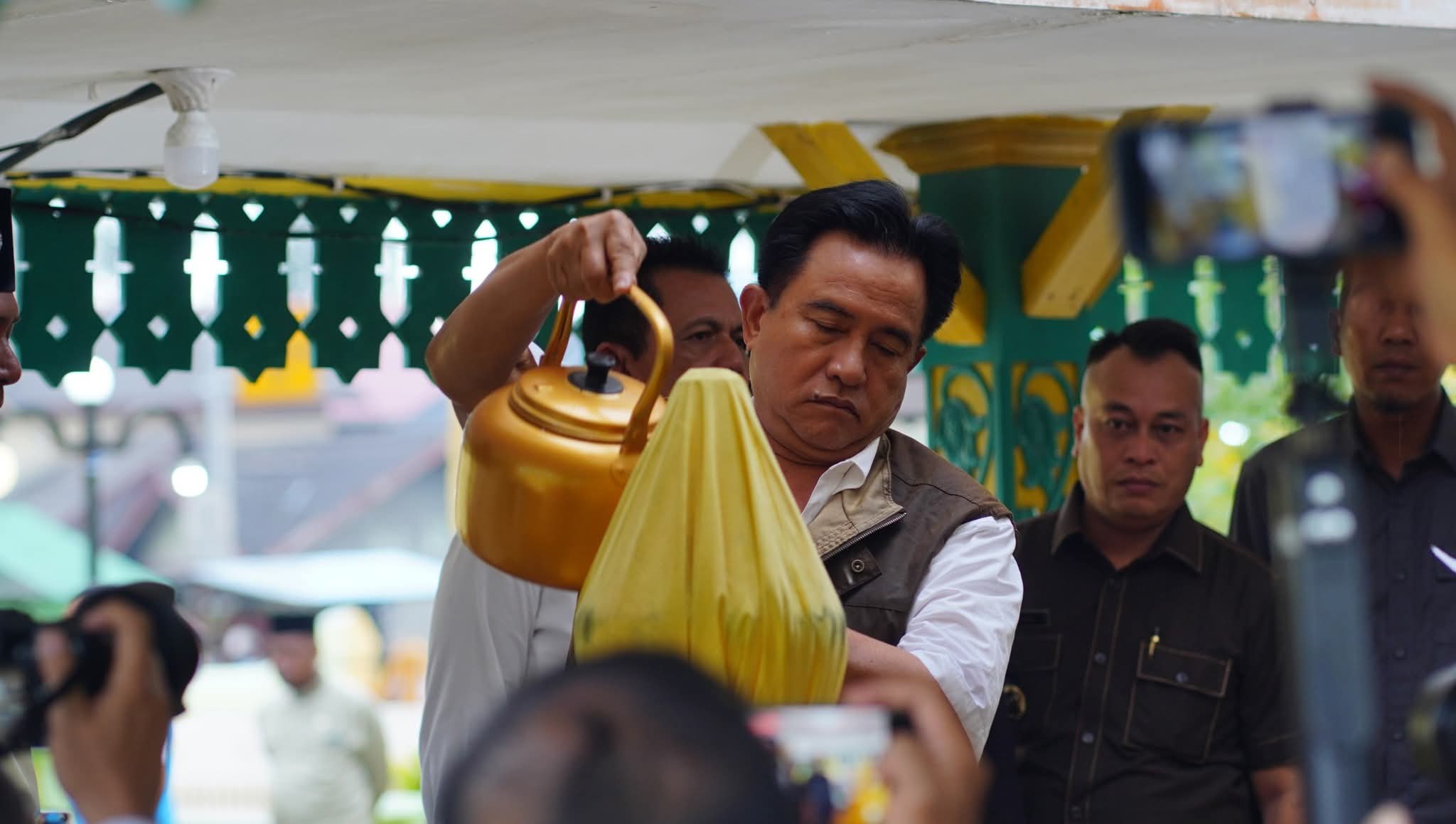 Menko Kumham Imipas saat melakukan Ziarah di Makam Sultan Mahmud Riwayat Syah. F. Redaksi