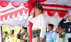 Menko Kumham Imipas, Yusril Ihza Mahendra saat menjadi Inspektur upacara pada upacara peringatan hari Sumpah Pemuda di Kabupaten Lingga. F. Redaksi