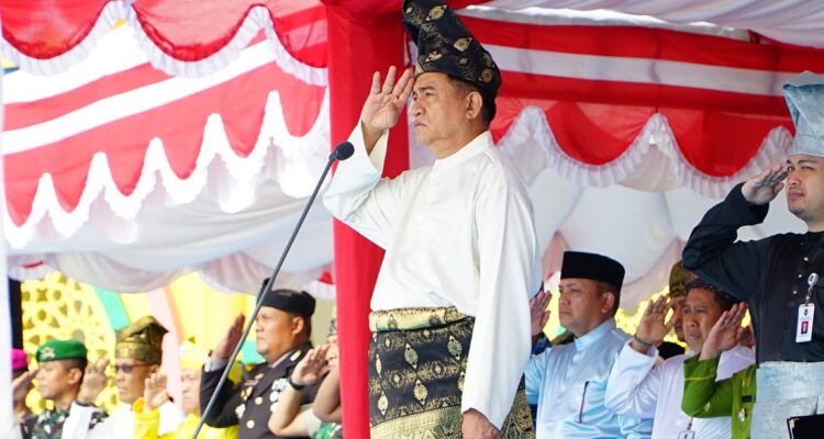 Menko Kumham Imipas, Yusril Ihza Mahendra saat menjadi Inspektur upacara pada upacara peringatan hari Sumpah Pemuda di Kabupaten Lingga. F. Redaksi