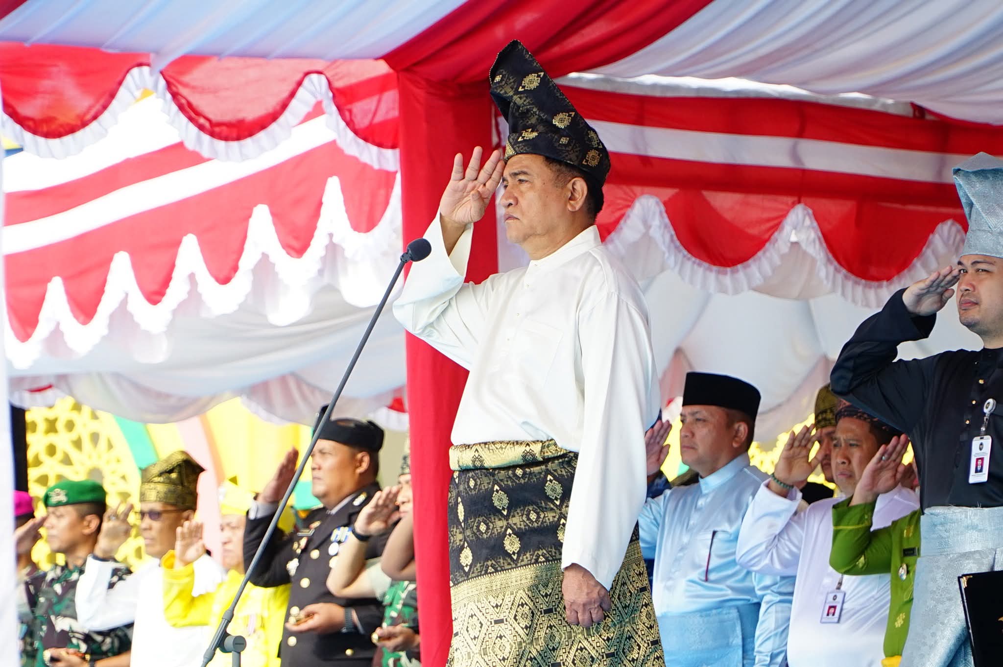 Menko Kumham Imipas, Yusril Ihza Mahendra saat menjadi Inspektur upacara pada upacara peringatan hari Sumpah Pemuda di Kabupaten Lingga. F. Redaksi