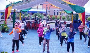 Armia, Sekda Lingga saat mengikuti senam sehat bersama di lapangan kantor Bupati Lingga. F. Redaksi