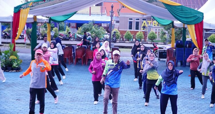Armia, Sekda Lingga saat mengikuti senam sehat bersama di lapangan kantor Bupati Lingga. F. Redaksi