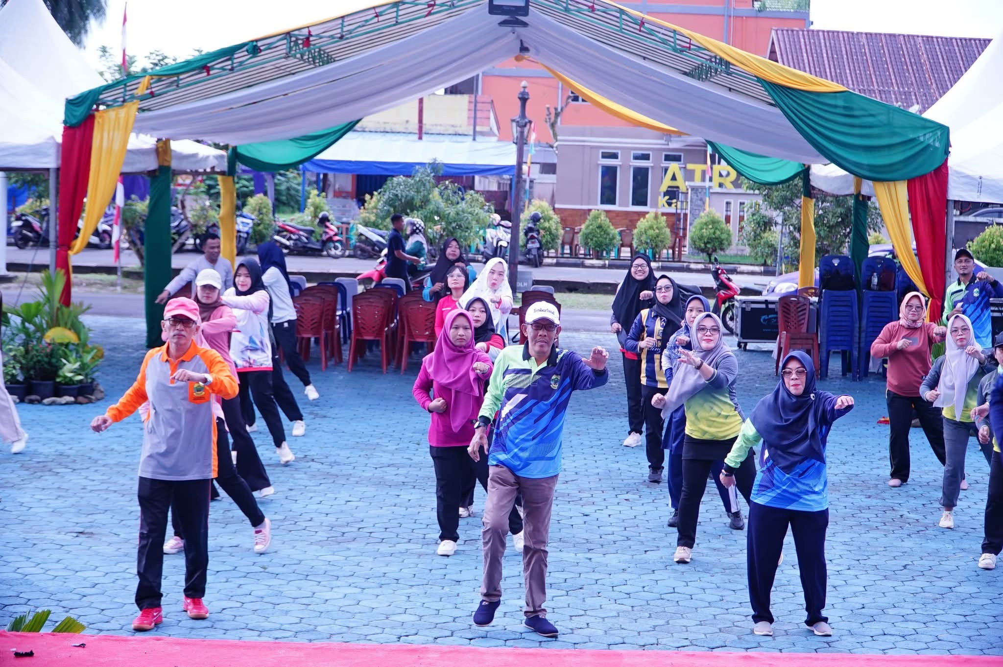 Armia, Sekda Lingga saat mengikuti senam sehat bersama di lapangan kantor Bupati Lingga. F. Redaksi