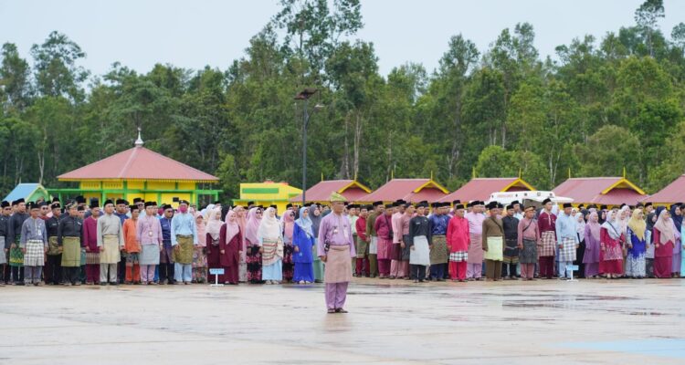 Upacara peringatan hari jadi Kabupaten Lingga ke-22 tahun 2025. F. Redaksi