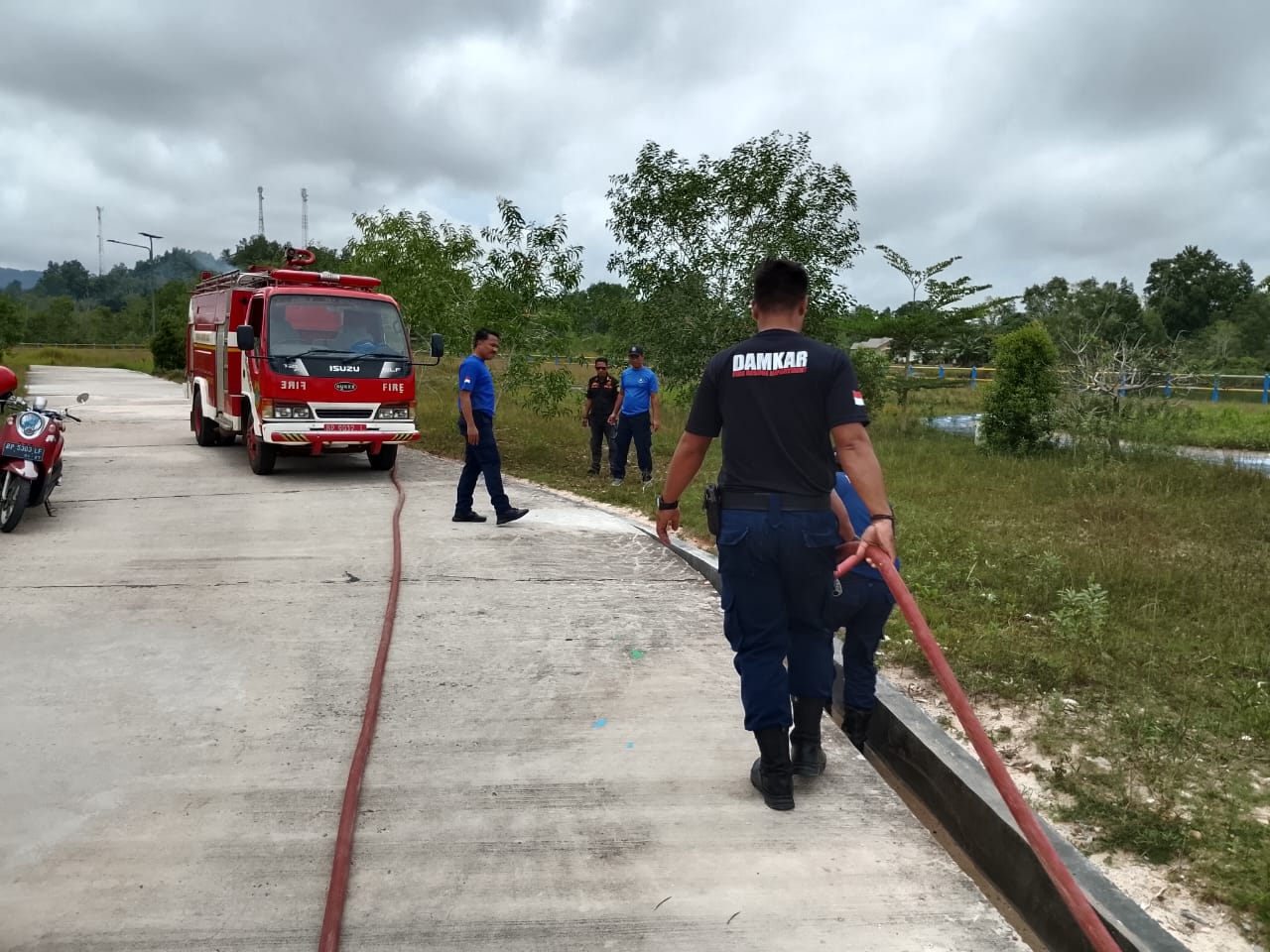 Petugas Damkar unit Dabo Singkep saat membersihkan bangkai cacing di Bukit Tumang. F. Redaksi