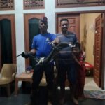 Petugas Damkar unit Dabo Singkep berhasil mengevakuasi Biawak besar yang masuk ke dalam rumah warga. F. Redaksi