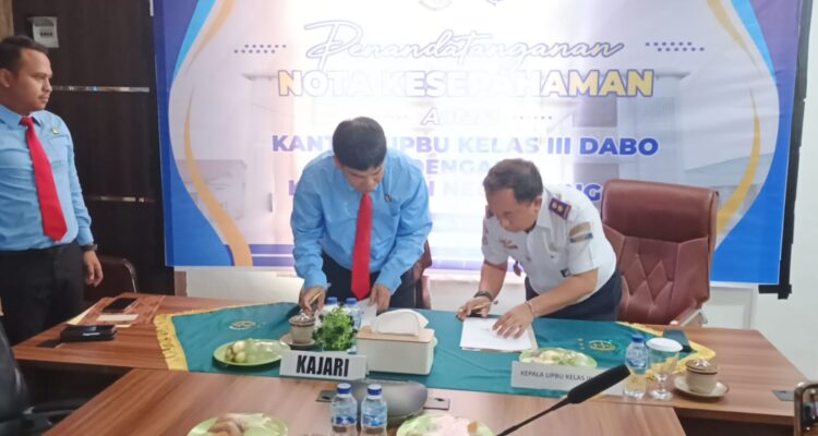 Kepala UPBU Kelas III Dabo Singkep dan Kepala Kejari Lingga saat menandatangani MoU di Kantor Kejari Lingga. F. Redaksi