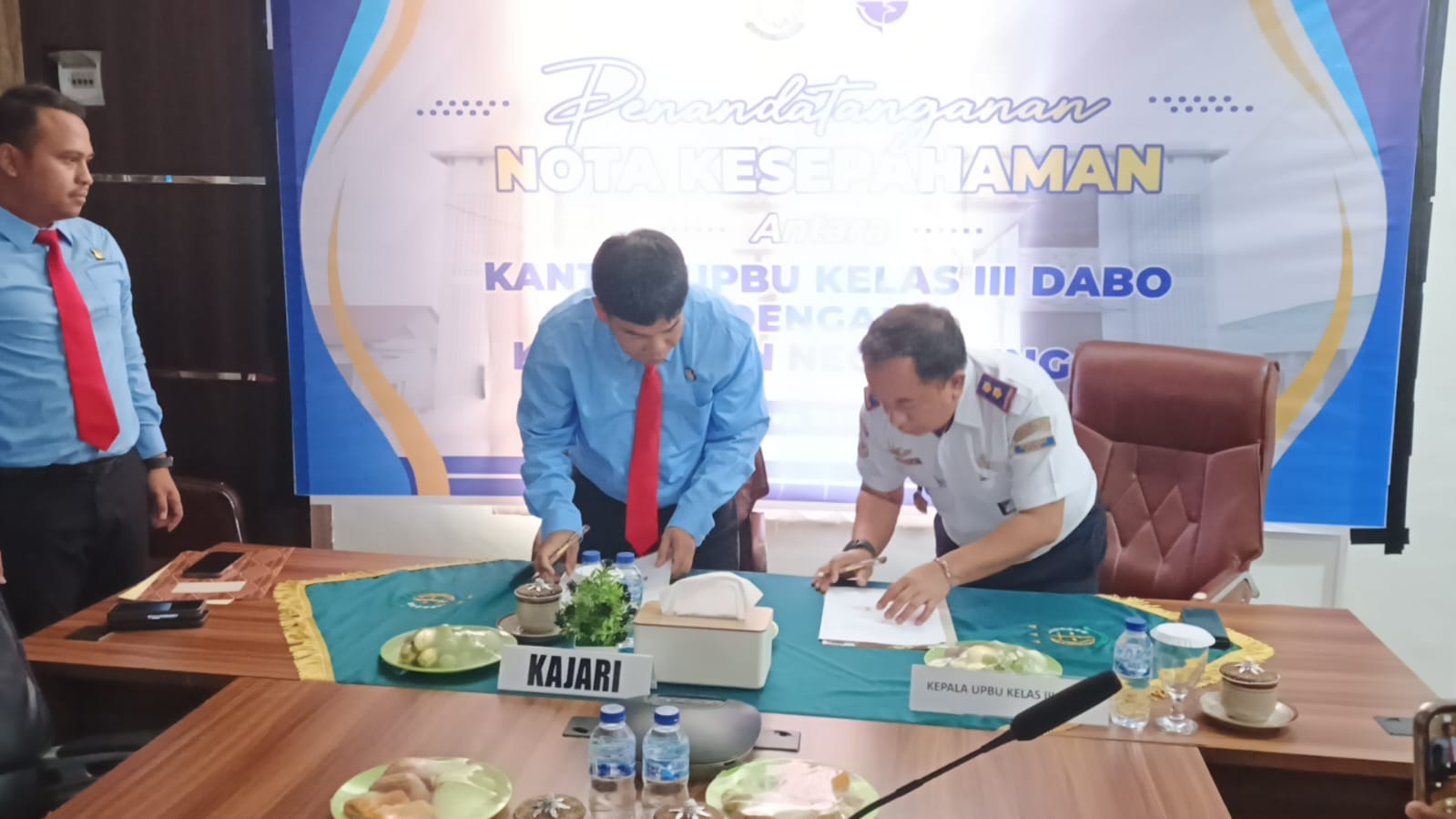 Kepala UPBU Kelas III Dabo Singkep dan Kepala Kejari Lingga saat menandatangani MoU di Kantor Kejari Lingga. F. Redaksi