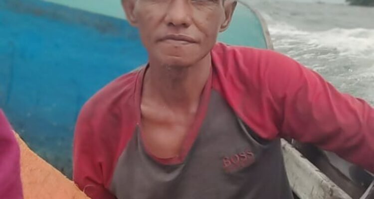 Nelayan yang kapalnya pecah dihantam ombak akibat angin ribut. F. Redaksi