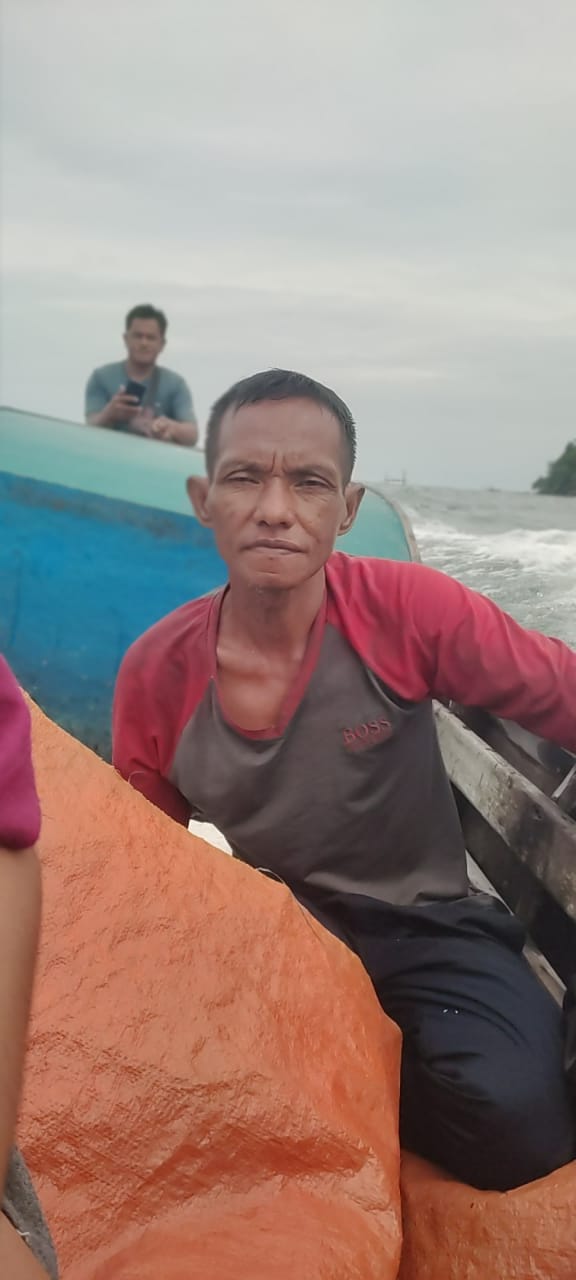 Nelayan yang kapalnya pecah dihantam ombak akibat angin ribut. F. Redaksi