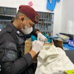 Petugas lapas saat melakukan rasa di kamar hunian Lapas Kelas III Dabo Singkep. F. Redaksi