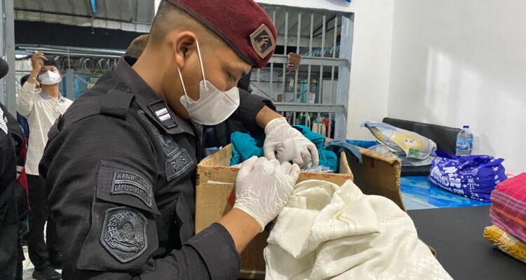 Petugas lapas saat melakukan rasa di kamar hunian Lapas Kelas III Dabo Singkep. F. Redaksi Petugas lapas saat melakukan rasa di kamar hunian Lapas Kelas III Dabo Singkep. F. Redaksi