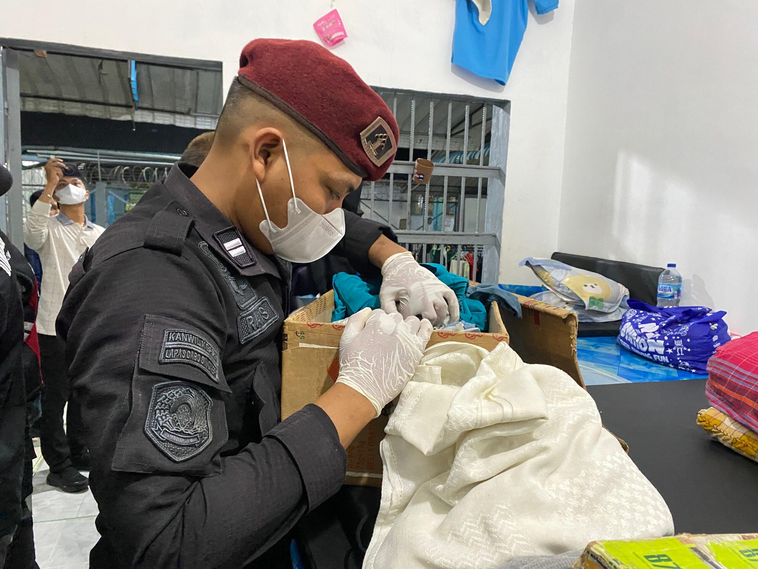Petugas lapas saat melakukan rasa di kamar hunian Lapas Kelas III Dabo Singkep. F. Redaksi