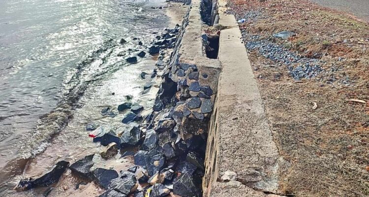 Kondisi batu miring di Desa Tanjung Harapan yang sudah rusak parah. F. Redaksi