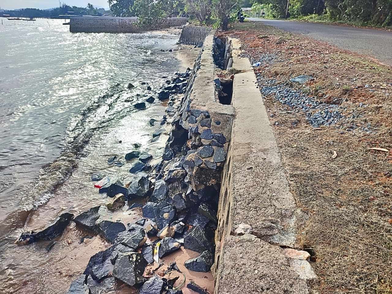 Kondisi batu miring di Desa Tanjung Harapan yang sudah rusak parah. F. Redaksi
