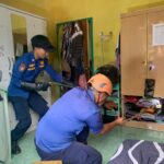 Petugas Damkar hampir digigit saat hendak mengevakuasi Ular King Kobra. F. Redaksi Petugas Damkar hampir digigit saat hendak mengevakuasi Ular King Kobra. F. Redaksi