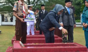Ketua DPRD Lingga, Maya Sari saat mengikuti acara tabur bunga di Makam Pahlawan Dabo Singkep. F. Redaksi Ketua DPRD Lingga, Maya Sari saat mengikuti acara tabur bunga di Makam Pahlawan Dabo Singkep. F. Redaksi