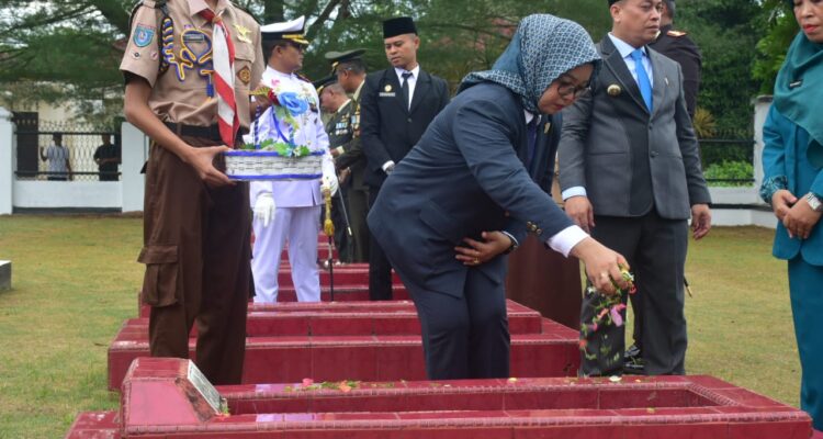 Ketua DPRD Lingga, Maya Sari saat mengikuti acara tabur bunga di Makam Pahlawan Dabo Singkep. F. Redaksi