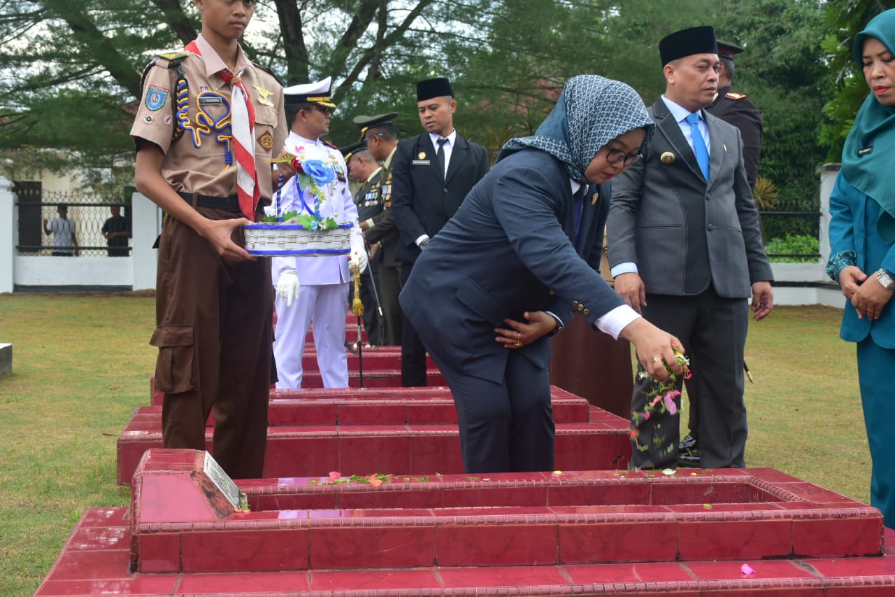 Ketua DPRD Lingga, Maya Sari saat mengikuti acara tabur bunga di Makam Pahlawan Dabo Singkep. F. Redaksi