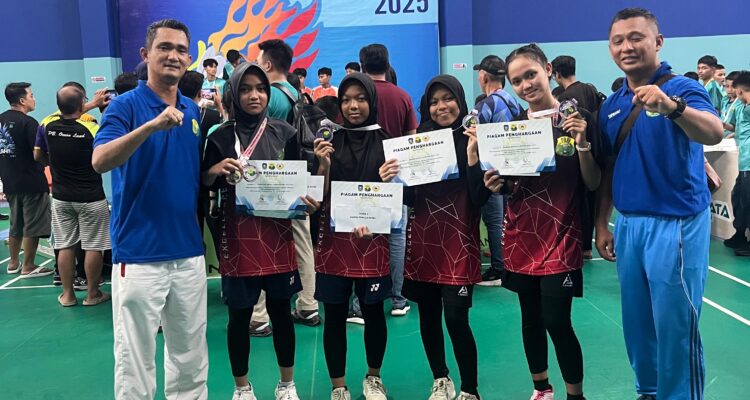 Atlit bulutangkis Kabupaten Lingga yang memperoleh medali perunggu pada ajang Kejurprov PBSI Kepri Tahun 2025. F. Redaksi
