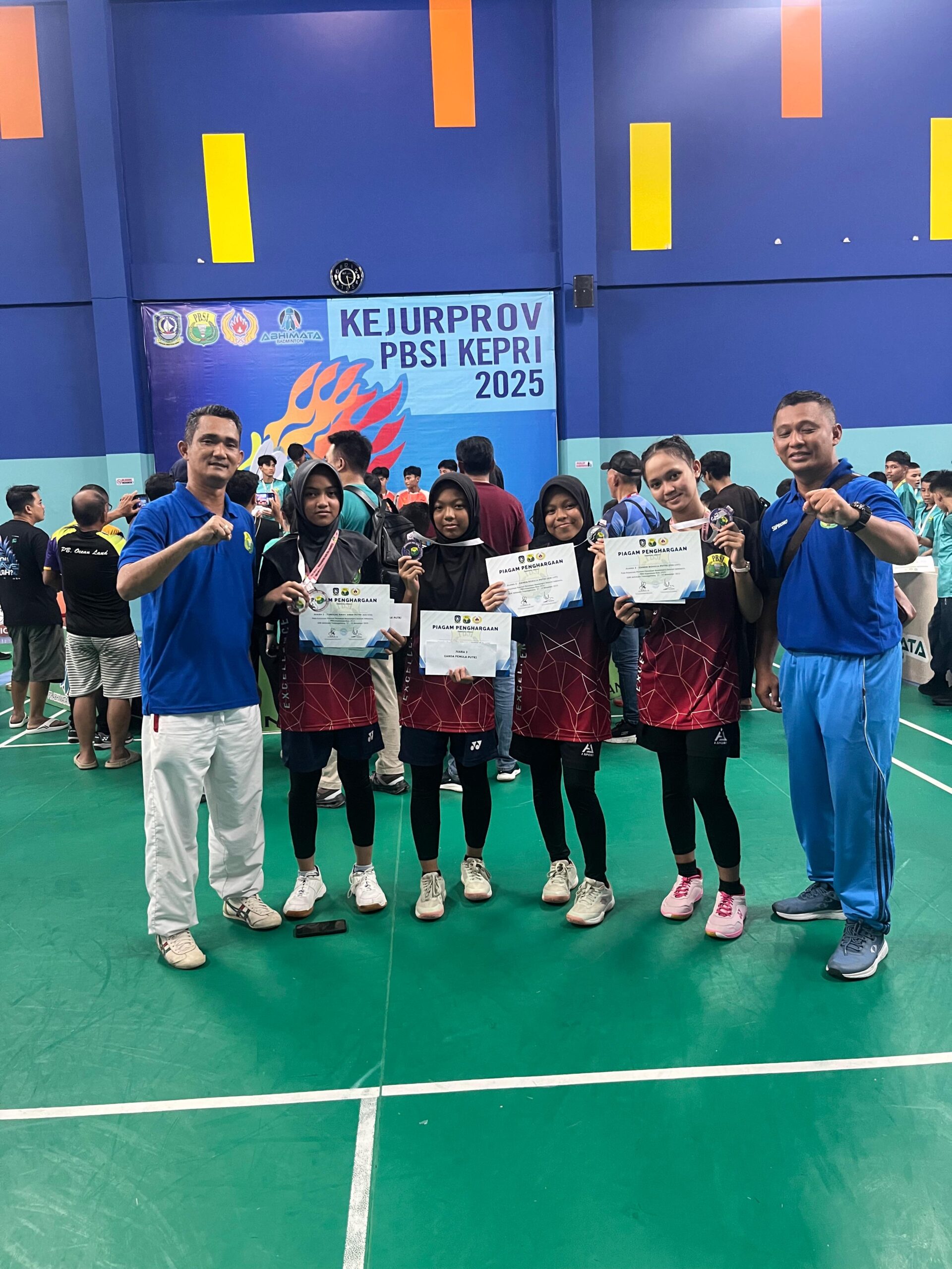 Atlit bulutangkis Kabupaten Lingga yang memperoleh medali perunggu pada ajang Kejurprov PBSI Kepri Tahun 2025. F. Redaksi