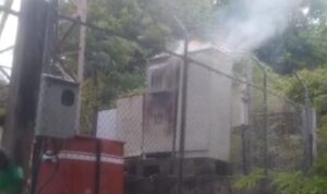 Tower Telkomsel Desa Mensanak saat mengalami kebakaran. F. Redaksi Tower Telkomsel Desa Mensanak saat mengalami kebakaran. F. Redaksi