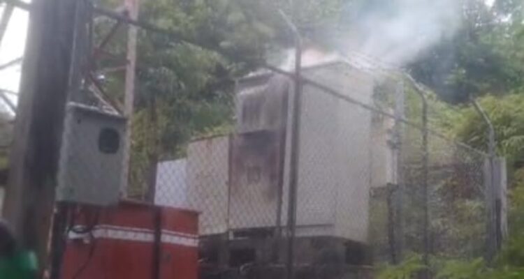 Tower Telkomsel Desa Mensanak saat mengalami kebakaran. F. Redaksi