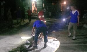 Petugas Damkar unit Dabo Singkep saat melakukan evakuasi terhadap pohon yang menimpa rumah warga RT 002 RW 008 Kelurahan Dabo. F. Redaksi Petugas Damkar unit Dabo Singkep saat melakukan evakuasi terhadap pohon yang menimpa rumah warga RT 002 RW 008 Kelurahan Dabo. F. Redaksi