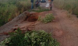 Kondisi jembatan di jalan Pasir Putih, Kecamatan Singkep Barat yang rusak parah. F. Redaksi