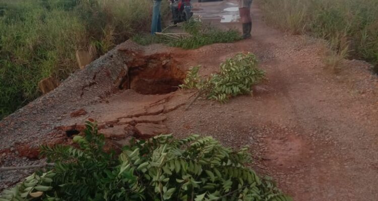 Kondisi jembatan di jalan Pasir Putih, Kecamatan Singkep Barat yang rusak parah. F. Redaksi