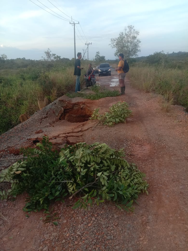 Kondisi jembatan di jalan Pasir Putih, Kecamatan Singkep Barat yang rusak parah. F. Redaksi