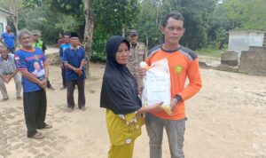 Warga suku KAT Kecamatan Singkep Barat saat menerima bantuan beras dari AKBP Apri Fajar Hermanto. F. Vatawari
