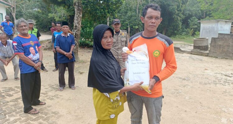 Warga suku KAT Kecamatan Singkep Barat saat menerima bantuan beras dari AKBP Apri Fajar Hermanto. F. Vatawari