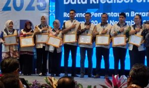 Penyerahan penghargaan kepada Kabupaten/Kota yang memiliki kinerja baik dalam pelaporan kebutuhan pokok oleh Mentri Perdagangan RI. F. Redaksi