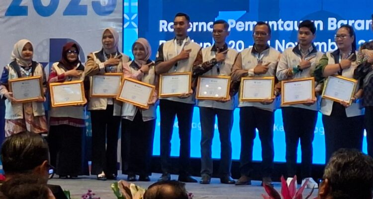 Penyerahan penghargaan kepada Kabupaten/Kota yang memiliki kinerja baik dalam pelaporan kebutuhan pokok oleh Mentri Perdagangan RI. F. Redaksi