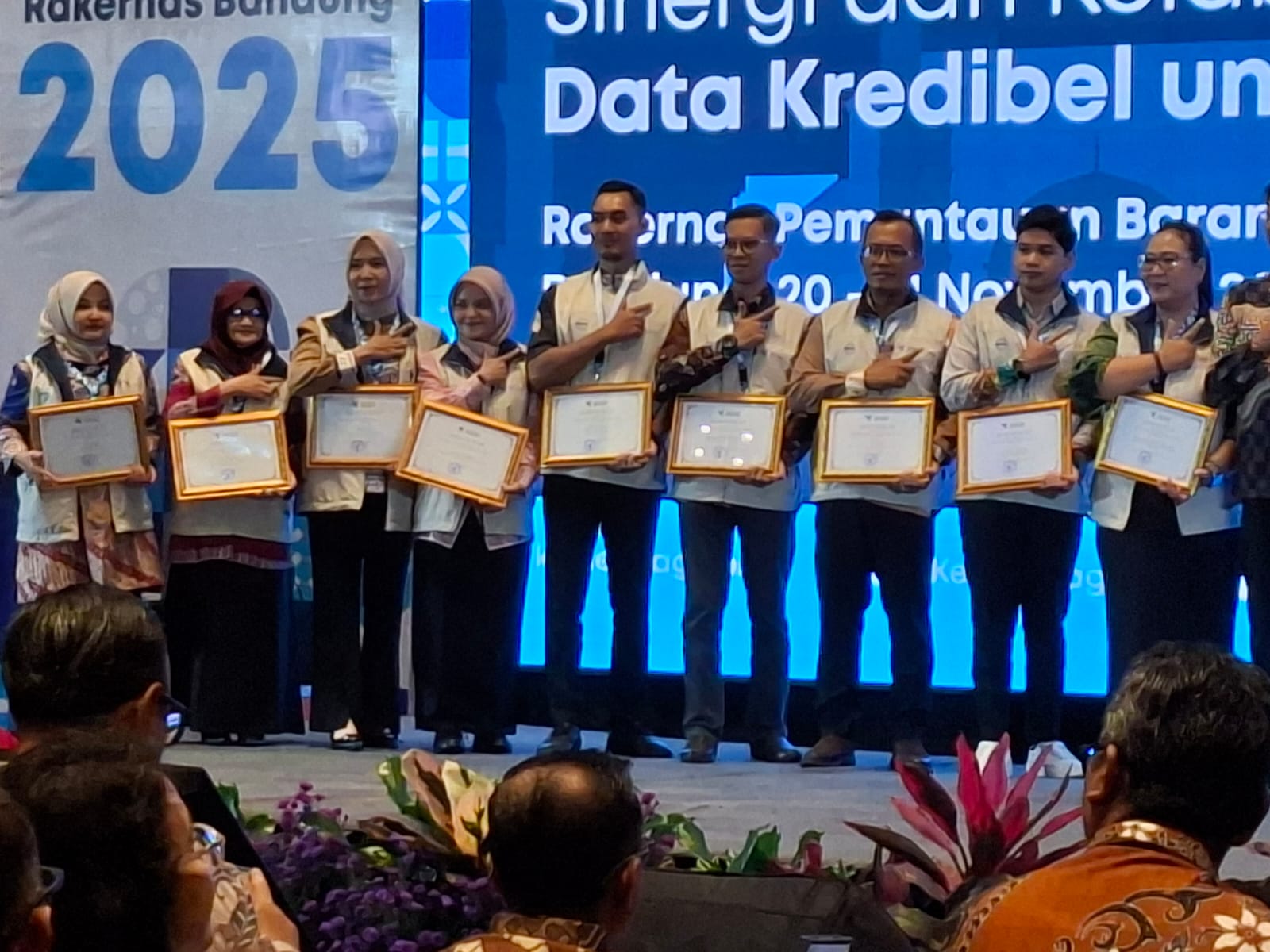 Penyerahan penghargaan kepada Kabupaten/Kota yang memiliki kinerja baik dalam pelaporan kebutuhan pokok oleh Mentri Perdagangan RI. F. Redaksi