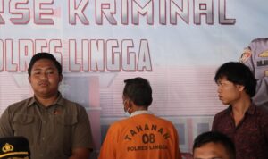 KN alias PW, kakek berusia 70 tahun tersangka kasus pencabulan terhadap orang anak perempuan dibawah umur saat diamankan petugas Satreskrim Polres Lingga. F. Redaksi