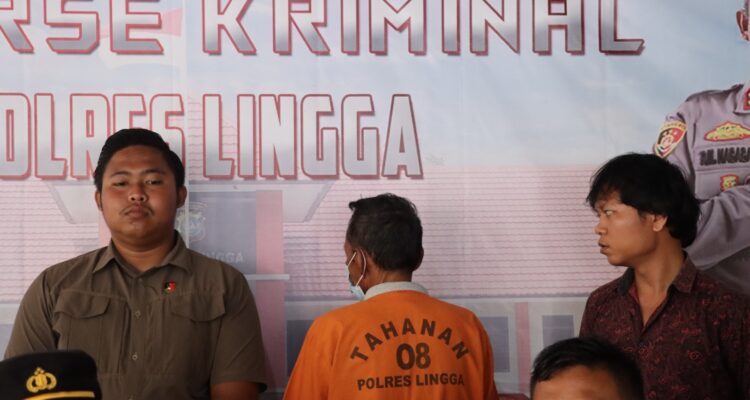 KN alias PW, kakek berusia 70 tahun tersangka kasus pencabulan terhadap orang anak perempuan dibawah umur saat diamankan petugas Satreskrim Polres Lingga. F. Redaksi