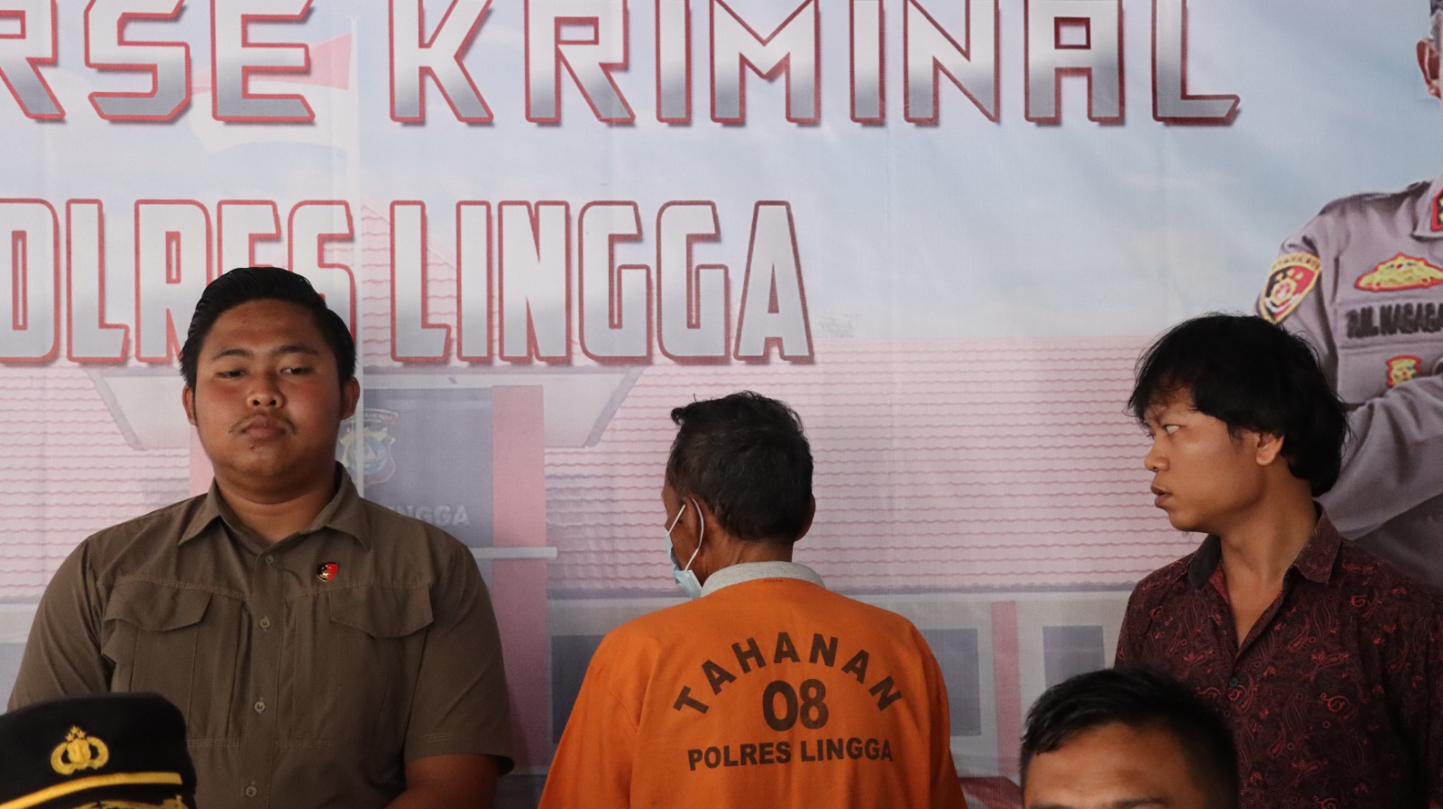 KN alias PW, kakek berusia 70 tahun tersangka kasus pencabulan terhadap orang anak perempuan dibawah umur saat diamankan petugas Satreskrim Polres Lingga. F. Redaksi