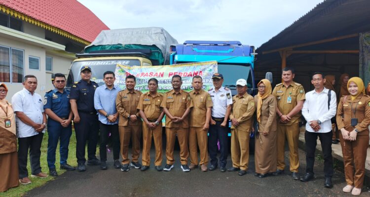 Keberangkatan perdana 24 ton Cocopeat blok dan Cocopeat curah hasil produksi dari sentra IKM Kelapa Kabupaten Lingga. F. Redaksi