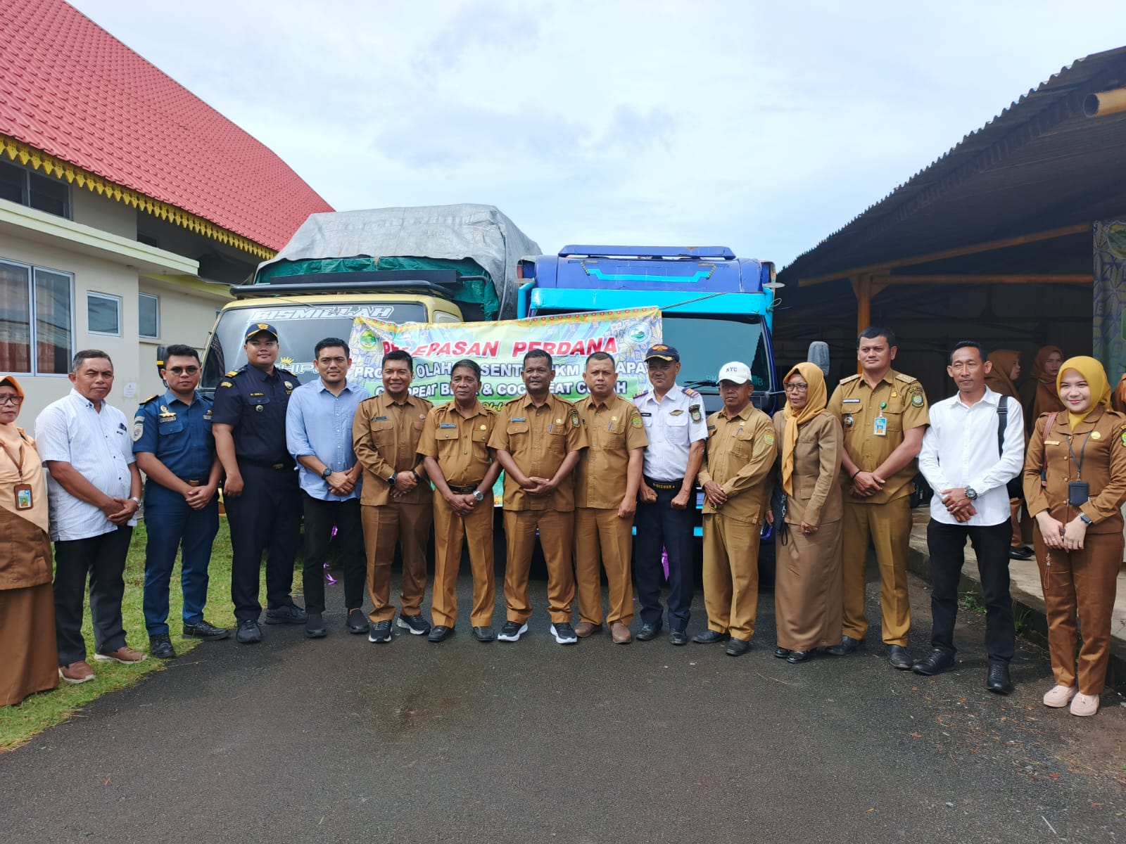 Keberangkatan perdana 24 ton Cocopeat blok dan Cocopeat curah hasil produksi dari sentra IKM Kelapa Kabupaten Lingga. F. Redaksi