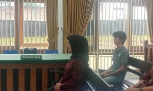 Terdakwa SR saat menjalani sidang ke-6 di Ruang sidang PN Tanjungpinang yang berada di Dabo Singkep. F. Vatawari
