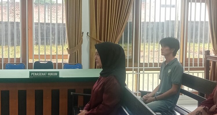 Terdakwa SR saat menjalani sidang ke-6 di Ruang sidang PN Tanjungpinang yang berada di Dabo Singkep. F. Vatawari