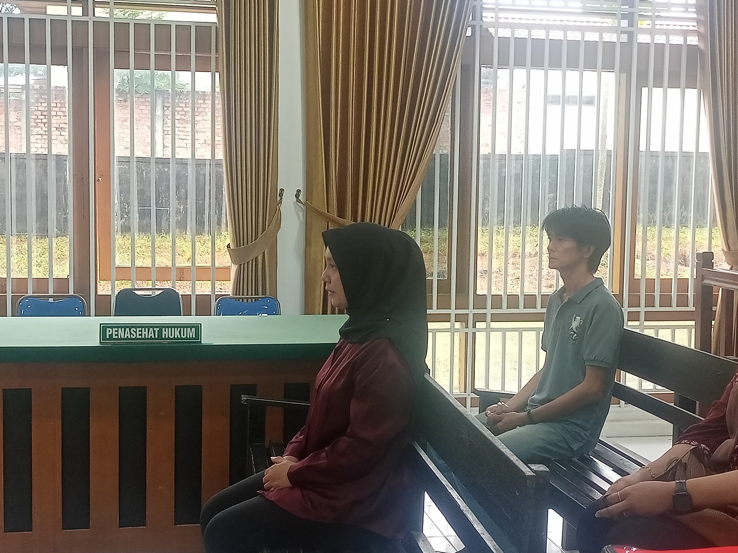 Terdakwa SR saat menjalani sidang ke-6 di Ruang sidang PN Tanjungpinang yang berada di Dabo Singkep. F. Vatawari