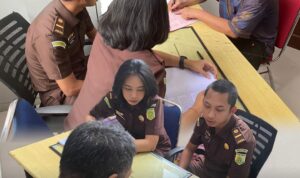 Penyerahan KS, Tersangka dugaan tindak pidana Narkotika jenis Sabu dari penyidik Polres Lingga kepada JPU Kejari Lingga. F. Redaksi