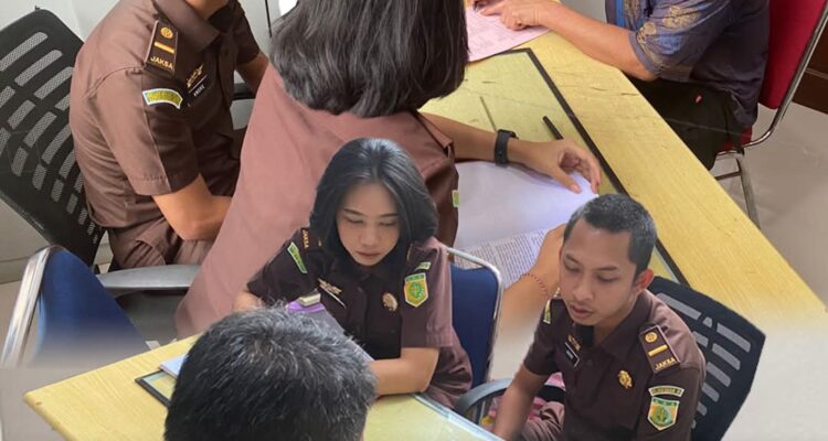 Penyerahan KS, Tersangka dugaan tindak pidana Narkotika jenis Sabu dari penyidik Polres Lingga kepada JPU Kejari Lingga. F. Redaksi Penyerahan KS, Tersangka dugaan tindak pidana Narkotika jenis Sabu dari penyidik Polres Lingga kepada JPU Kejari Lingga. F. Redaksi