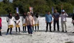 Maya Sari, Ketua DPRD Lingga saat membuka turnamen mini soccer Desa Sekanah. F. Redaksi