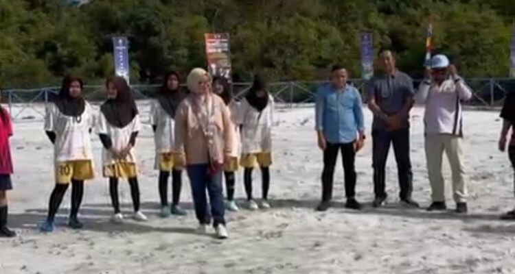 Maya Sari, Ketua DPRD Lingga saat membuka turnamen mini soccer Desa Sekanah. F. Redaksi